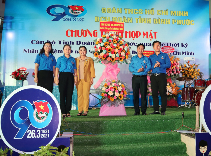 Phó Bí thư Tỉnh ủy - Chủ tịch UBND tỉnh Bình Phước Trần Tuệ Hiền trao hoa chúc mừng buổi họp mặt.