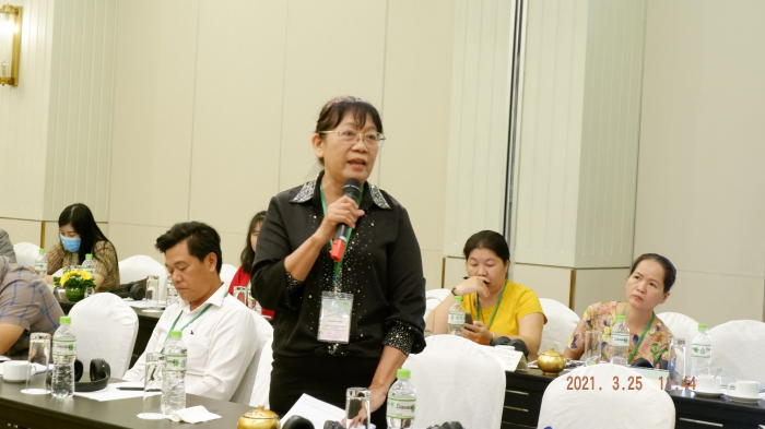 Bà Nguyễn Bích Nam, Chủ tịch Hiệp hội Rau quả sạch TP.HCM, đặt vấn đề với các diễn giả về việc hỗ trợ doanh nghiệp tham gia các hoạt động xúc tiến thương mại và nhận các dự án đầu tư. Ảnh: Kim Thanh