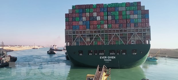 Tàu container Ever Given bị mắc kẹt trên kênh đào Suez, Ai Cập đã nổi lên trên mặt nước sau nỗ lực giải cứu, ngày 29/3/2021. (Nguồn: AFP/TTXVN)
