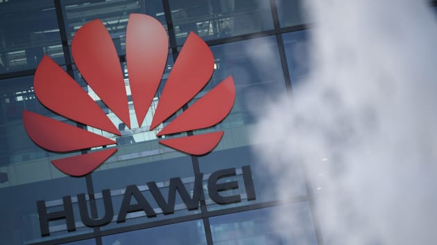 Doanh thu Huawei năm 2020 bị ảnh hưởng mạnh do lệnh cấm của Mỹ. Ảnh: CNBC