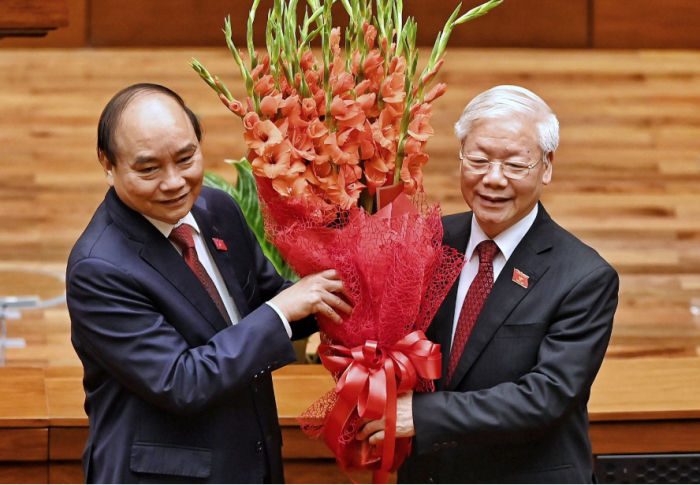 Tổng Bí thư Nguyễn Phú Trọng chúc mừng tân Chủ tịch nước Nguyễn Xuân Phúc. Ảnh: VGP