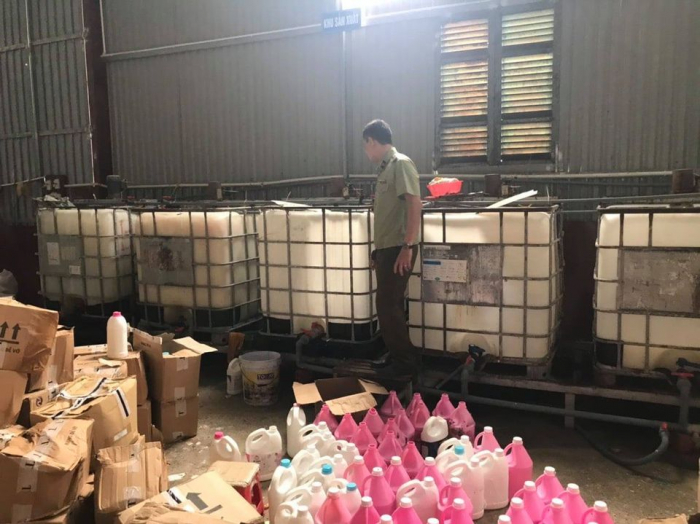 Một góc pha chế nước giặt 'dỏm' tại cơ sở của ông Nguyễn Văn Thái. Ảnh: QLTT.