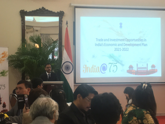 Ông Pranay Verma, đại sứ Ấn Độ tại Việt Nam phát biểu khai mạc buổi toạ đàm. Ảnh: Hồng Gấm.