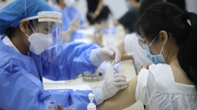 Trung Quốc thừa nhận vaccine Covid-19 trong nước thiếu hiệu quả. Ảnh: CNBC