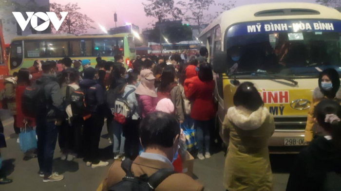 Các bến xe ở Hà Nội xin tăng cường thêm 500 lượt chuyến phục vụ người dân dịp lễ 30/4 và 1/5.
