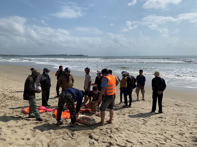 Lực lượng chức năng đang triển khai tìm kiếm nạn nhân mất tích do cứu em nhỏ đuối nước trên bãi biển Mỹ Khê (Ảnh:daidoanket.vn)