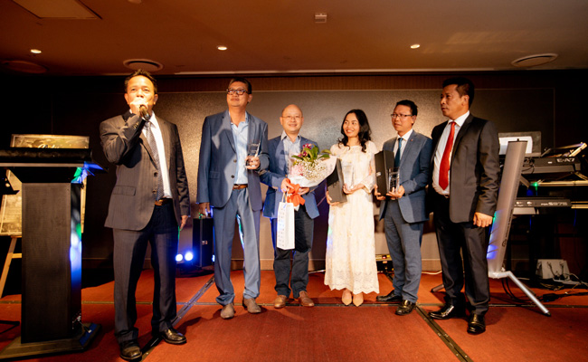 Ông Nguyễn Hải Đăng (cầm hoa, đứng giữa) được Hiệp hội Doanh nghiệp Việt Nam tại Sydney vinh danh hội viên tiêu biểu của năm 2020. Ảnh: T.L.