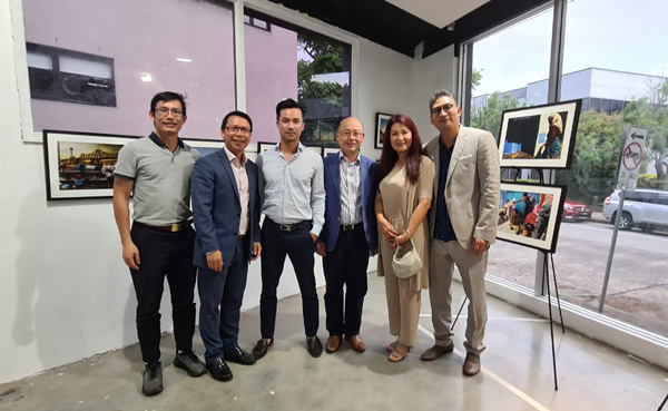 Ông Nguyễn Hải Đăng (thứ 4 từ trái sang) trong buổi triển lãm ảnh gây quỹ ủng hộ đồng bào lũ lụt miền Trung Việt Nam năm 2020. Ảnh: T.L.