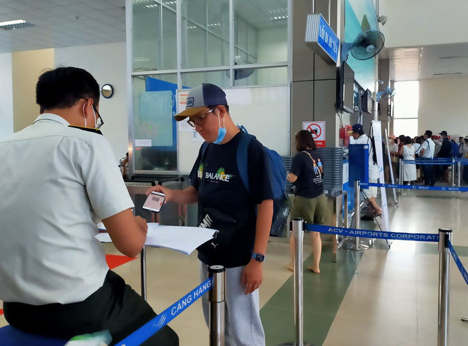 Lực lượng an ninh hàng không kiểm tra mã khai báo y tế của hành khách trước khi làm thủ tục soi chiếu an ninh - Ảnh: Dương Ngọc