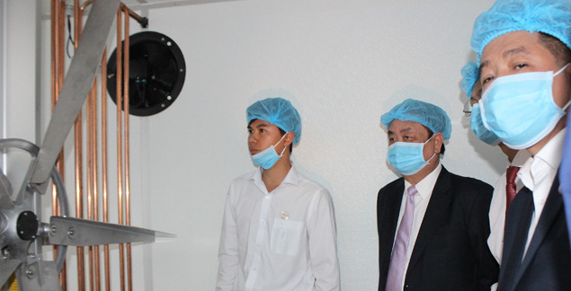 Bộ trưởng Bộ NN&PTNT Lê Minh Hoan (thứ hai, từ trái sang) cùng các đại biểu tham quan nhà máy ấp trứng. Ảnh: TL.
