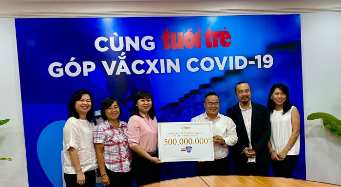 Đại diện công ty Viet vision trao tặng số tiền cho đại diện báo Tuổi Trẻ. Ảnh: NVCC