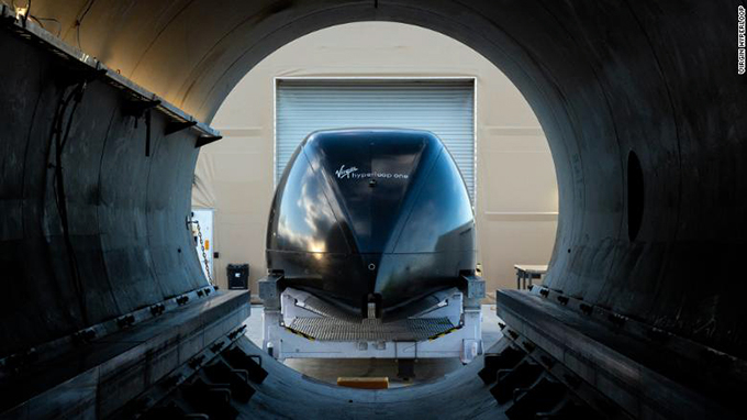 Các toa xe của Hyperloop di chuyển trong ống chân không với tốc độ cao.