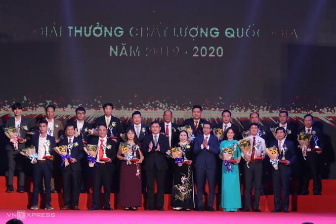 Các doanh nghiệp được trao tặng Giải thưởng chất lượng Quốc gia 2019-2020. Ảnh: VNE.