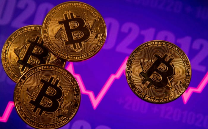 Dòng tiền đổ ra khỏi bitcoin cao kỷ lục. Ảnh: Reuters