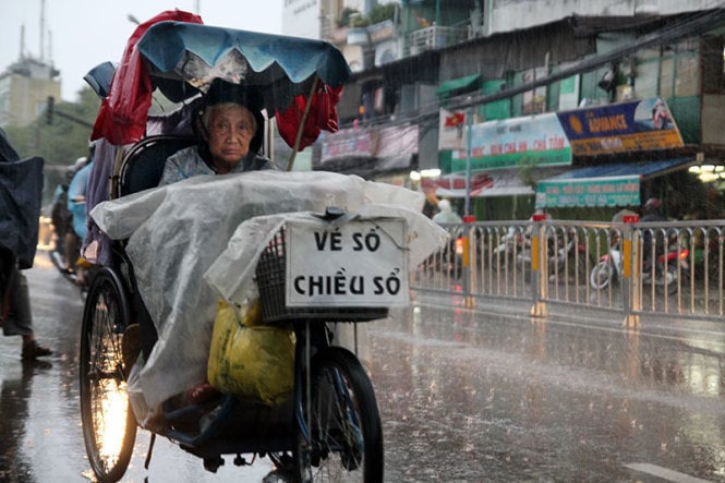 Bán vé số là một nghề lương thiện, đã giúp nhiều người có cuộc sống ấm no, nuôi con ăn học thành tài… Ảnh: T.L