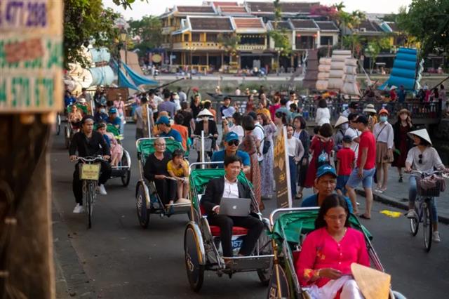 Xe xích lô chở khách trên một con đường ở Hội An, Quảng Nam ngày 24/4 - Ảnh: Getty Images