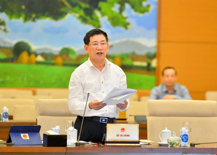 Bộ trưởng Bộ Tài chính Hồ Đức Phớc trình bày tờ trình của Chính phủ tại phiên họp thứ 55 của Ủy ban Thường vụ Quốc hội.