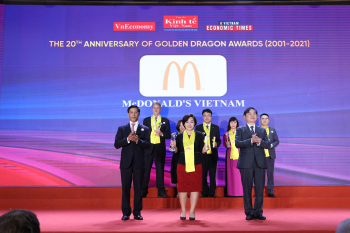 Đại diện McDonald’s Việt Nam trong buổi lễ vinh danh Rồng Vàng Award