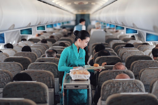 Tình hình dịch bệnh căng thẳng khiến Vietnam Airlines đứng trước nhiều khó khăn. Ảnh: T.L