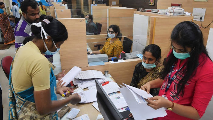Các nhân viên ngân hàng tại Ấn Độ trong giờ làm việc. Ảnh: Financial Times.