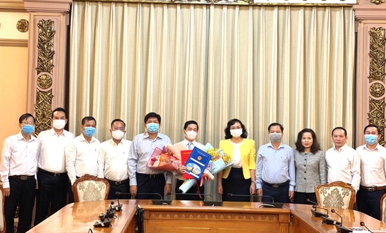 Phó Chủ tịch UBND TPHCM Phan Thị Thắng trao quyết định điều động và bổ nhiệm tới ông Lâm Quốc Thanh, tân Tổng Giám đốc SATRA