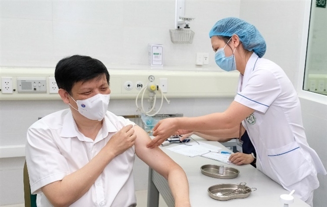 Bộ trưởng Bộ Y tế Nguyễn Thanh Long tiêm vaccine ngừa Covid-19 vào sáng nay 6/5. Ảnh: PV