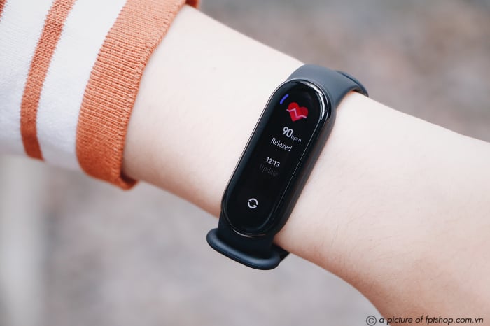 Mi Smart Band 6 còn liên tục theo dõi và cảnh báo nhịp tim. Ảnh:FPT.