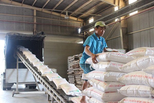 Sản xuất thức ăn chăn nuôi tại một nhà máy ở huyện Củ Chi (TPHCM). Ảnh: Nam Bình.