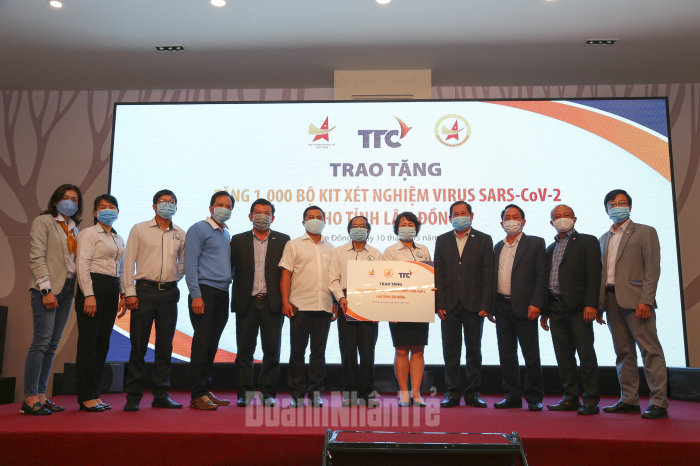 Lâm Đồng tiếp nhận 1.000 bộ kít xét nghiệm từ Hội DNTVN và Tập đoàn TTC.