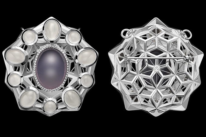 Mặt trước và mặt sau của hoa tai Enchantress Brooch của hãng Volund Jewelry được làm bằng đá mặt trăng và chalcedony. Thiết kế được hỗ trợ bởi trí thông minh nhân tạo. Ảnh The New York Times