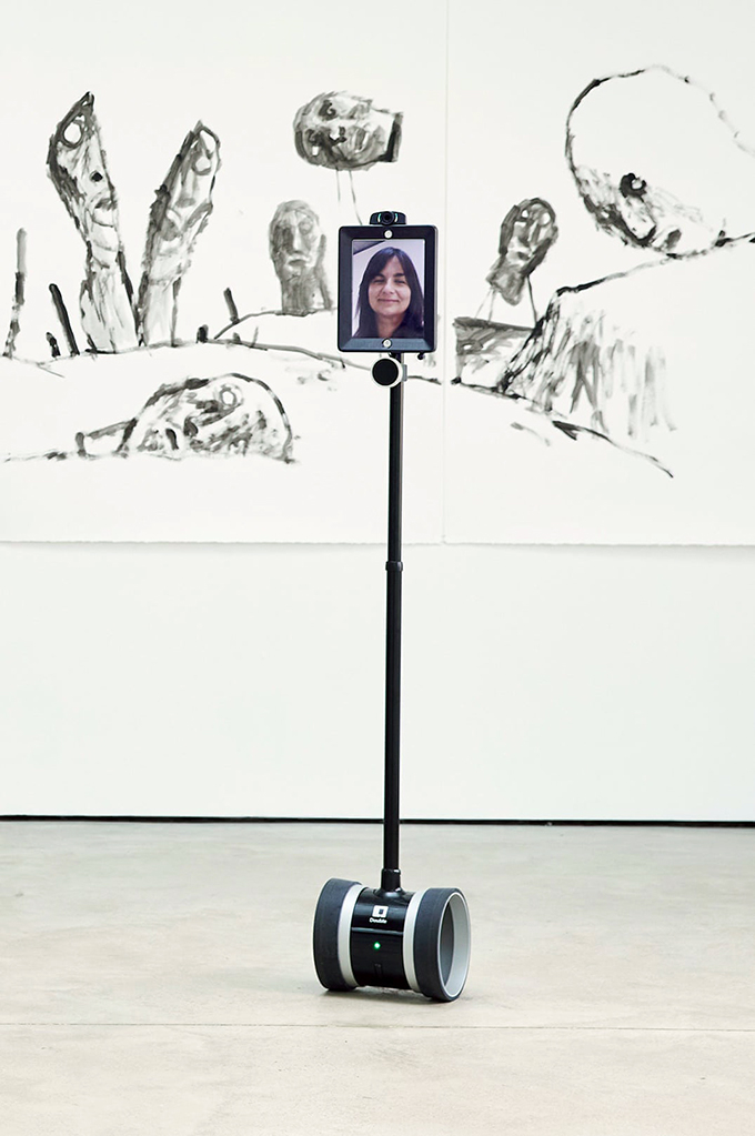 Robot có khả năng tự hành, vừa di chuyển liên tục trong không gian phòng trưng bày vừa chuyển tải trực tuyến các tác phẩm nghệ thuật qua màn hình. Ảnh: Hastings Contemporary