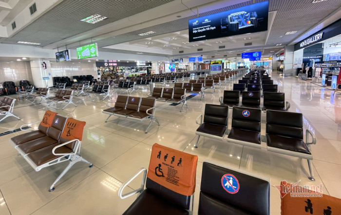 Sân bay Nội Bài vắng vẻ sau khi dịch bùng phát. Ảnh: Ngọc Hà