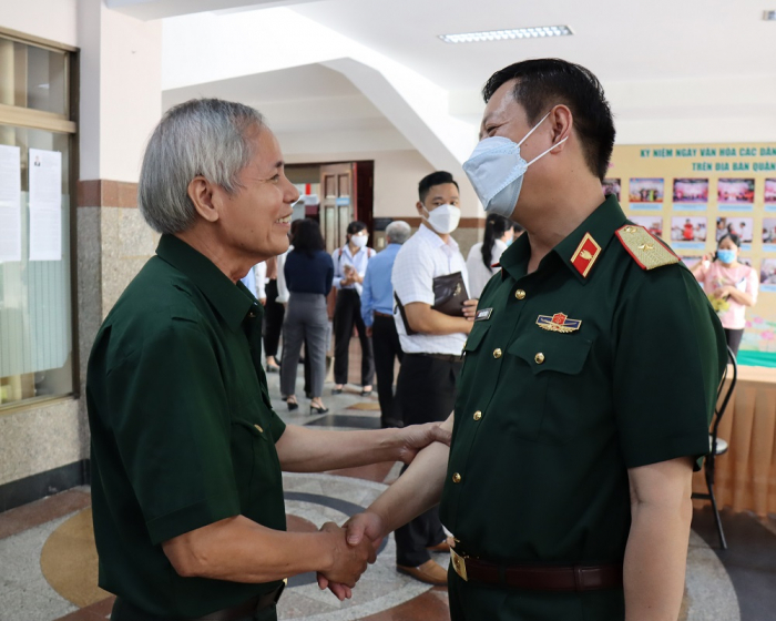 Thiếu tướng Dương Văn Thăng trò chuyện với cử tri sau hội nghị
