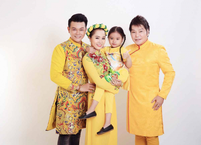 Nghệ sĩ Linh Tâm với gia đình con trai Linh Tý. Ảnh: NVCC
