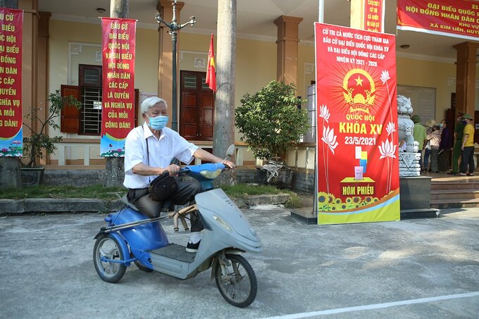 Ông Hoàng Nguyên, 89 tuổi, thương binh, lái xe đến điểm bỏ phiếu tại xã Kim Liên, huyện Nam Đàn, tỉnh Nghệ An. Ảnh: Vnexpress