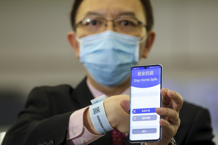 Mẫu vòng tay điện tử kết nối với smartphone, hỗ trợ kiểm soát người cách ly được Hong Kong áp dụng từ tháng 3/2021. Ảnh: SCMP.