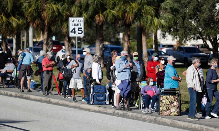 Người dân Mỹ tại Florida xếp hàng chờ tiêm vaccine. Ảnh: Getty Images.