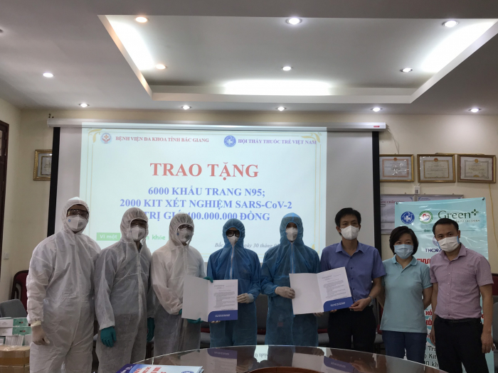 Trung ương Hội Thầy thuốc trẻ Việt Nam tặng trang thiết bị y tế cho Bắc Giang. Ảnh: PV