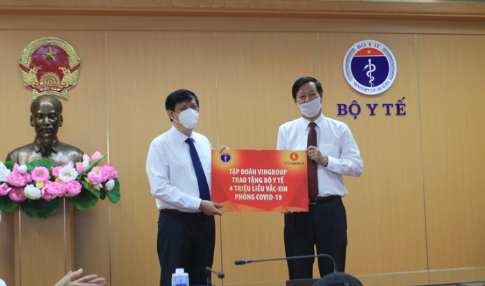 GS.TS.Nguyễn Thanh Long, Bộ trưởng Bộ Y tế tiếp nhận hỗ trợ từ Tập đoàn Vingroup.