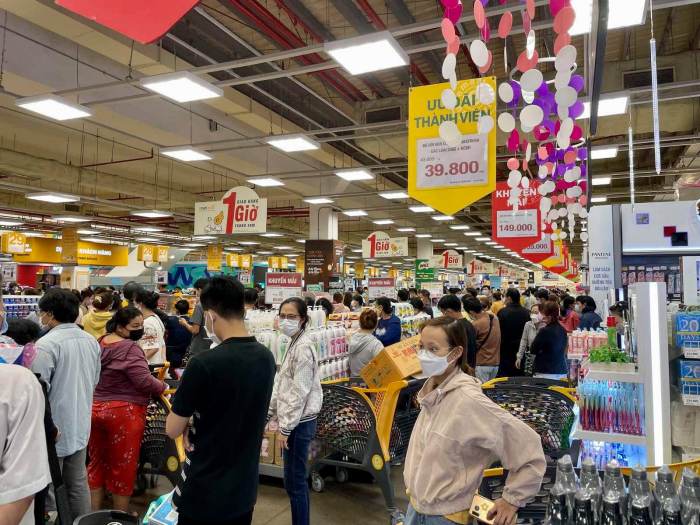 Người tiêu dùng chen chúc mua sắm tại siêu thị Emart Gò Vấp lúc 14g50 ngày 30/5. Ảnh: FB Mai Triều Nguyên