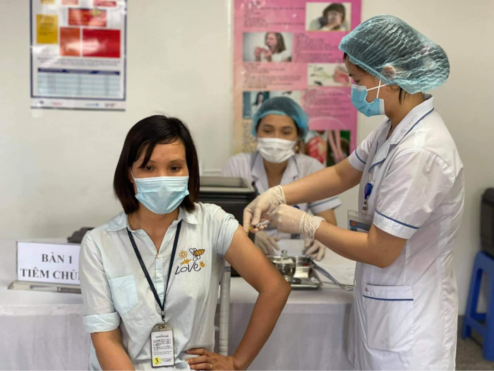 Các công nhân tại khu công nghiệp Bắc Giang đang được tiêm vaccine ngừa Covid-19. Ảnh: PV