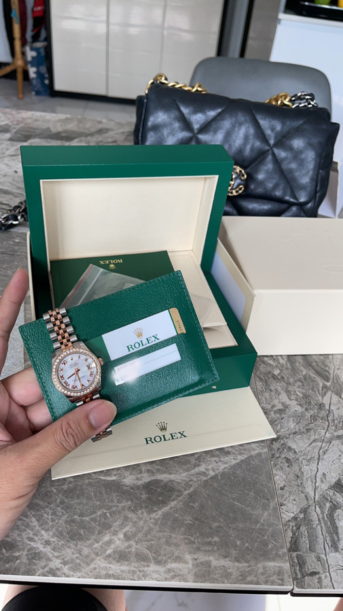 Chiếc đồng hồ ông Tr. bán cho bà Ng. với giá hơn 300 triệu đồng được Hãng Rolex xác nhận đã bị thay mặt viền. Ảnh: NVCC.