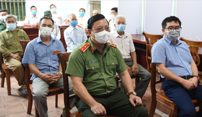 Trung tướng Nguyễn Hải Trung - Giám đốc Công an TP Hà Nội có mặt, dự lễ khai mạc bầu cử lại tại xã Tráng Việt, huyện Mê Linh.