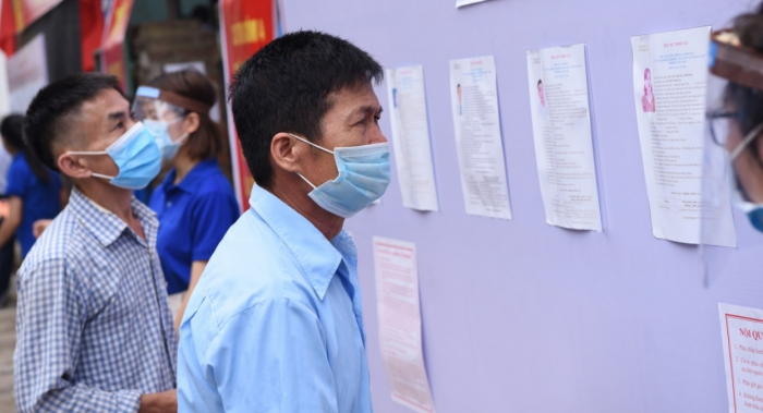 Người dân xã Tráng Việt lựa chọn 4 ứng viên trong danh sách 6 ứng viên HĐND xã.