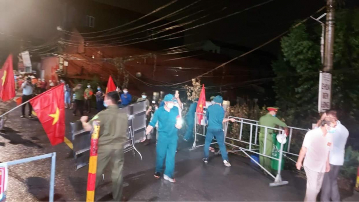 Dỡ bỏ phong tỏa tại thôn Đa Tiện, xã Xuân Lâm. Ảnh: PV