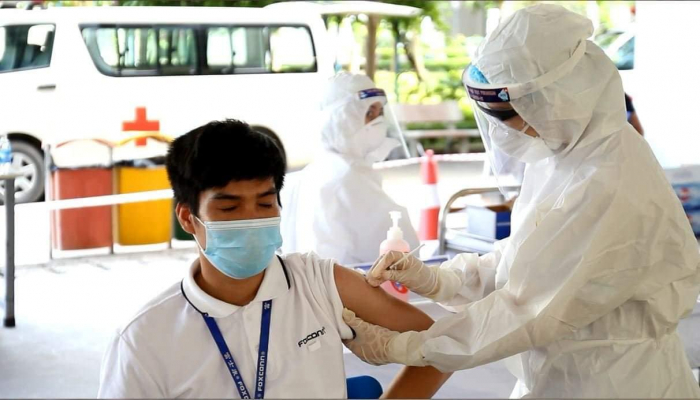 Các công nhân ở khu công nghiệp Bắc Giang được tiêm vaccine ngừa Covid-19. Ảnh: PV