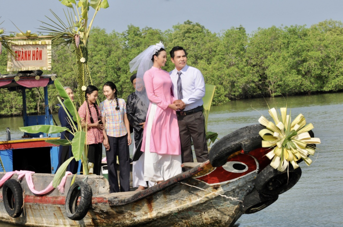 Trung Dũng - Thủy Phạm với cảnh đám cưới trên sông . Ảnh: ĐPCC