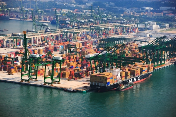 Cảng biển - một phần không thể thiếu của nền kinh tế Singapore.