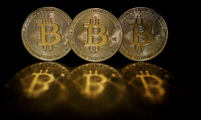 Bitcoin mất giá 7% phiên cuối tuần. Ảnh: Reuters.