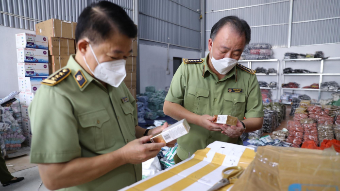 Tổng Cục trưởng Trần Hữu Linh (phải) đang kiểm tra hàng hóa. Ảnh: Tổng cục Quản lý thị trường.